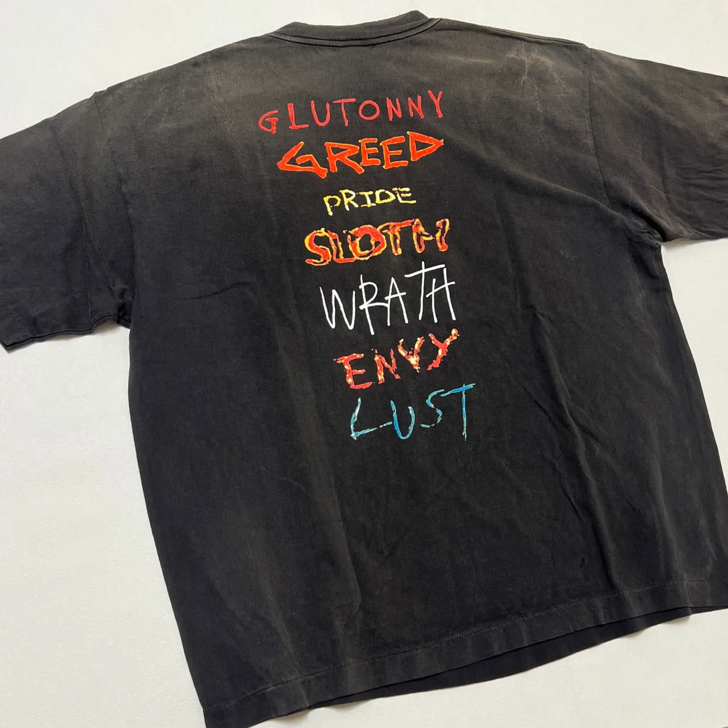 SAINT Mxxxxxx SEVEN DEADLY SS TEE/BLK Phantom SAINT Seven Deadly Sins Printed TEE Washed Black S-XL Look for cylindrical fabrics with no side seams. Don’t buy open width fabrics anymore. It’s boring. Assute garments are dyed. The whole piece is sprayed with Ma Liu. Then spray the heavy parts to fade. The collar and cuffs are frayed. Many hangings are frayed. Accessories are complete. Customized original consistent main mark/wash mark/little angel anti-counterfeiting mark.